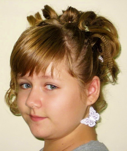 Прически для девочек на средние волосы на выпускной 4 класс фото