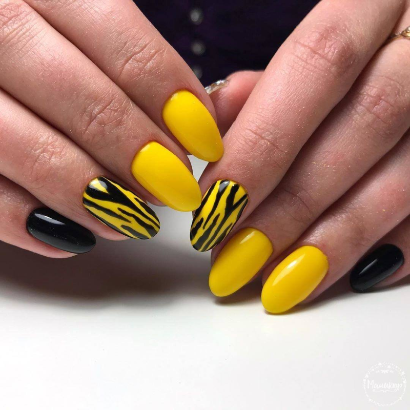 Дизайн желтых ногтей 2024. Маникюр черно желтый. Маникюр жёлтый с чёрным. Ногти желтые с черным. Маникюр черныйсжолтым.