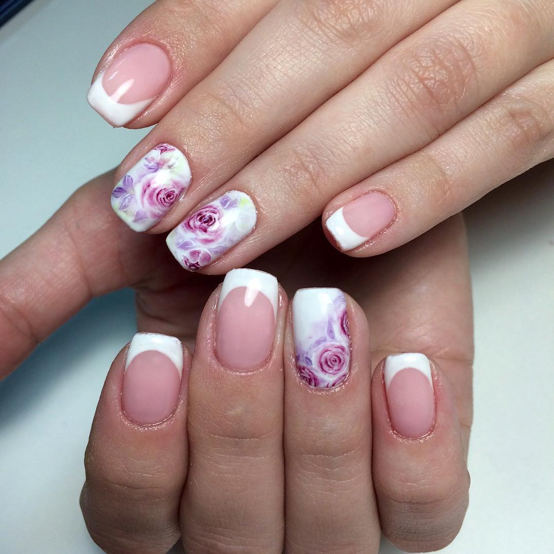 Дизайн ногтей фото март. Французский маникюр с цветочками. Весенний маникюр на короткие ногти. Белый френч с цветочками.