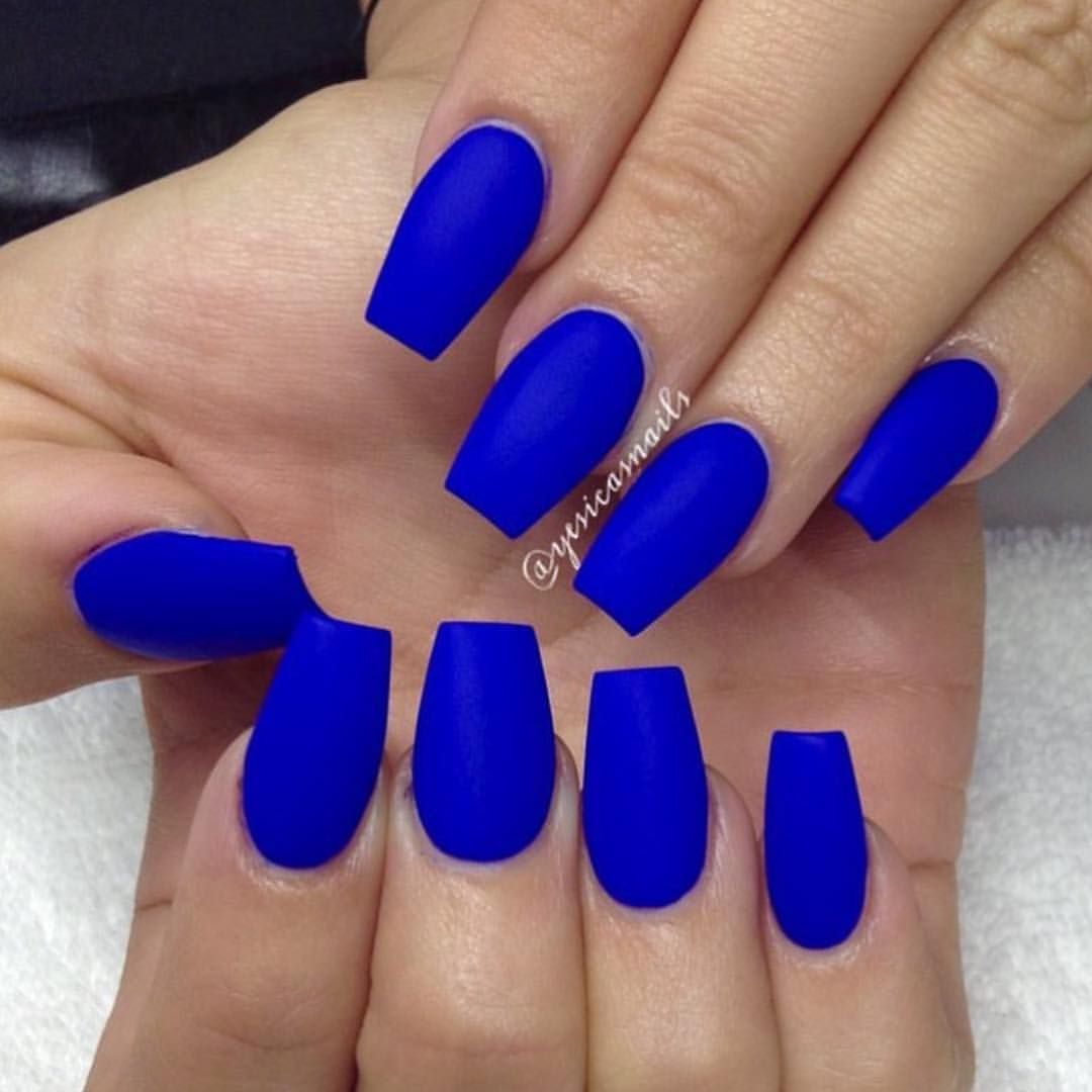 Яркие синие ногти