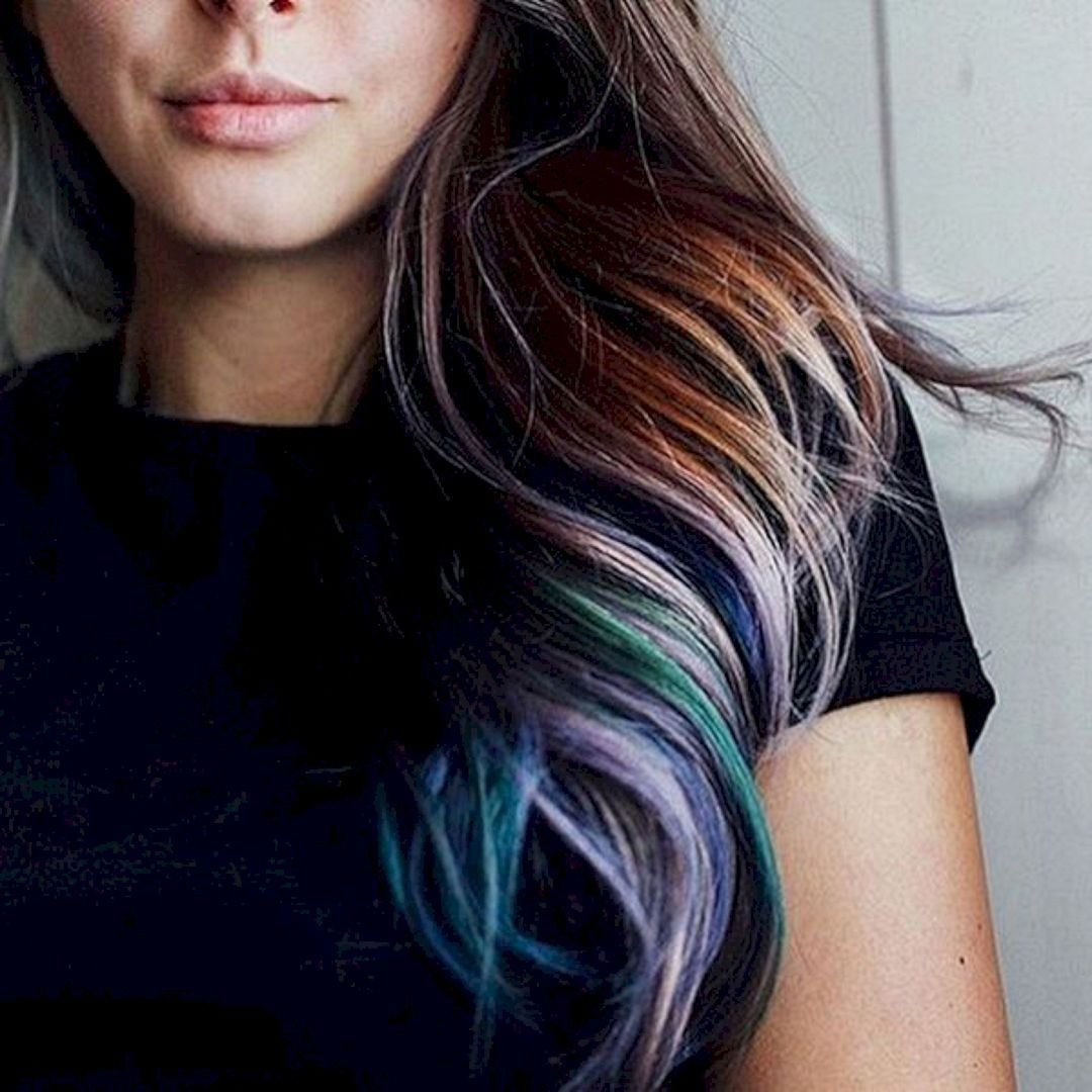 Какой краской покрасить темные волосы. Разноцветные пряди. Цветные пряди на темных волосах. Покрасить волосы. Цветные кончики волос.