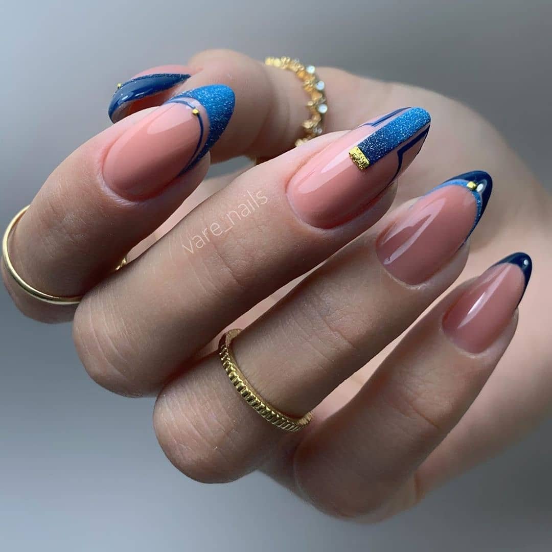 Френч синий на ногтях с дизайном фото миндальной