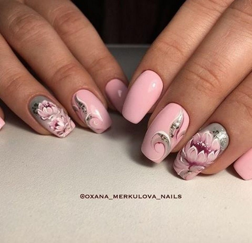 Ногти розовые с цветочками