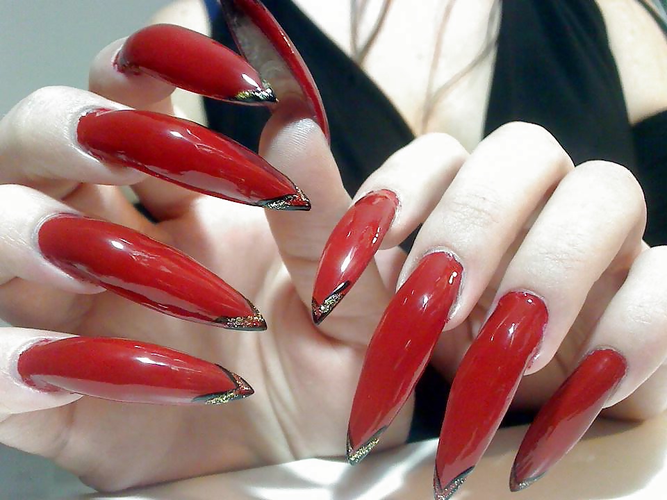 Дизайн ногтей острые красные. Красные острые ногти. Красный маникюр на длинные ногти. Острый маникюр. Маникюр на длинные ногти острые.