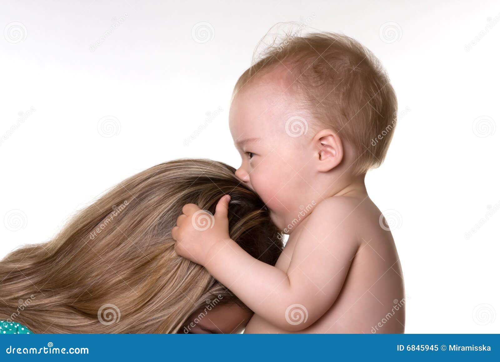 Выпадают волосы после родов при грудном. Волосы с ребенком послеродовых. Волосы ребенка после рождения. Выпадают волосы после родов. Выпадение волос после рождения.